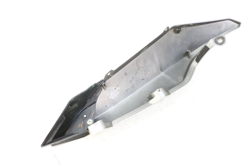 photo de CARENA POSTERIORE DESTRA YAMAHA XJ6 600 (2008 - 2016) - Primo piano tecnico