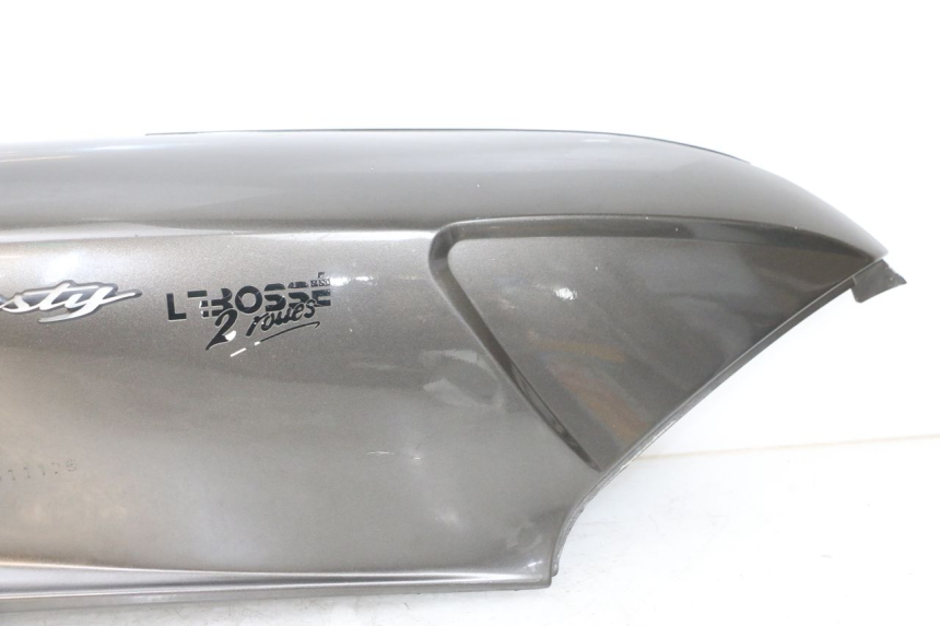 photo de CARENA POSTERIORE DESTRA YAMAHA YP MAJESTY 125 (2002 - 2006) - Stato della superficie e materiale