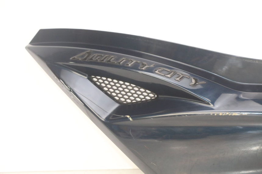 photo de FLANC POSTERIORE SINISTRO KYMCO AGILITY 16+ 4T 50 (2018 - 2023) - Primo piano ad alta risoluzione