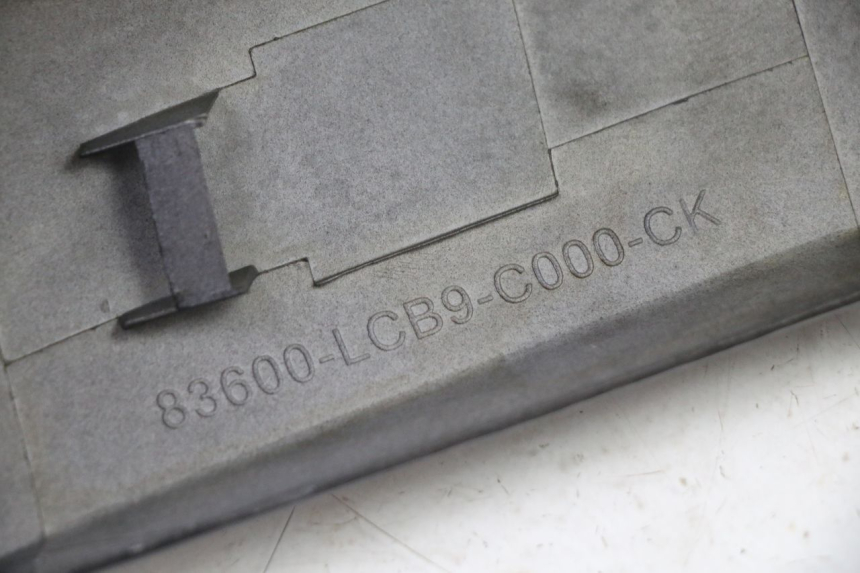 photo de FLANC POSTERIORE SINISTRO KYMCO AGILITY 4T 50 (2005 - 2018) - Caratteristiche distintive