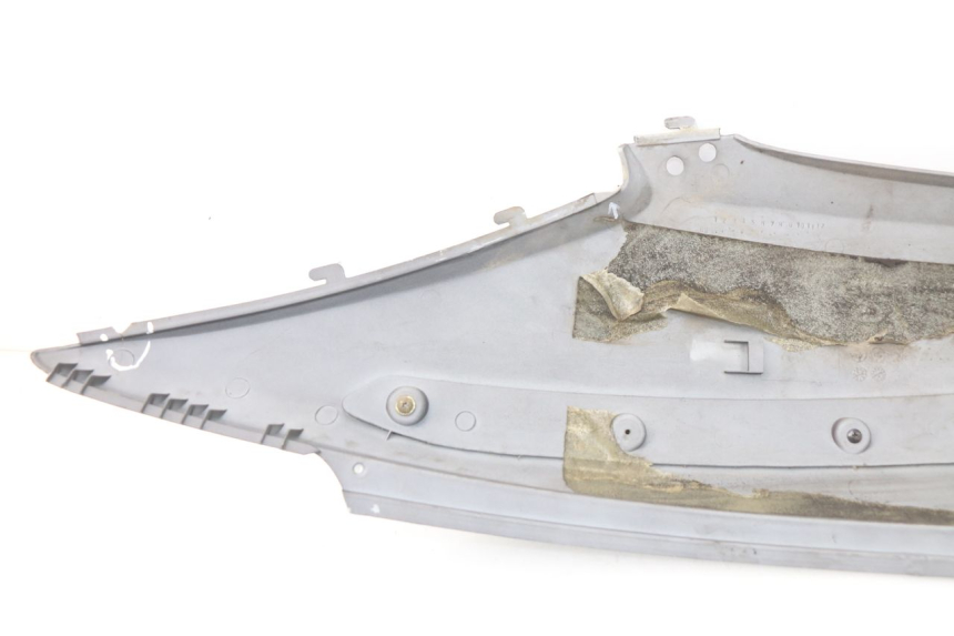 photo de FLANC POSTERIORE SINISTRO SYM GTS EVO 125 (2009 - 2013) - Primo piano tecnico