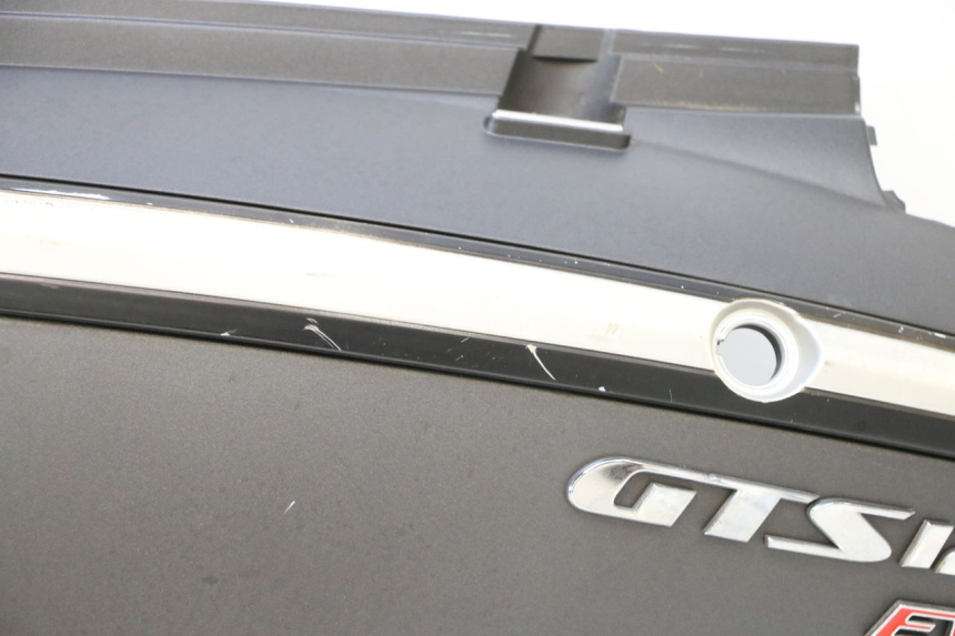 photo de FLANC POSTERIORE SINISTRO SYM GTS EVO 125 (2009 - 2013) - Dettagli dei punti di fissaggio