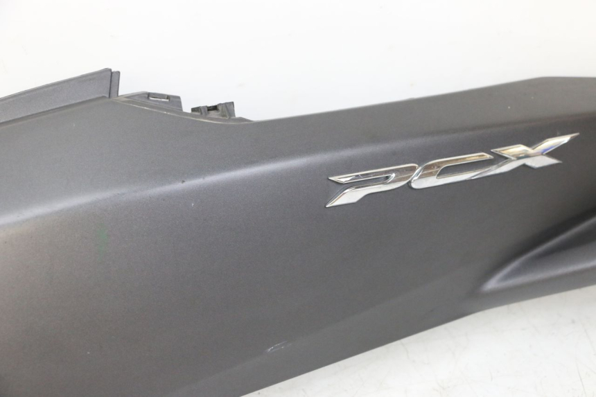 photo de CARENA POSTERIORE SINISTRA HONDA PCX (JF57/JF64) 125 (2014 - 2018) - Zoom sui componenti
