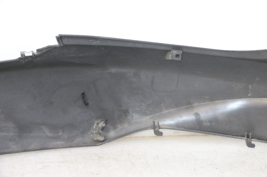 photo de CARENA POSTERIORE SINISTRA HONDA PCX (JF57/JF64) 125 (2014 - 2018) - Primo piano tecnico