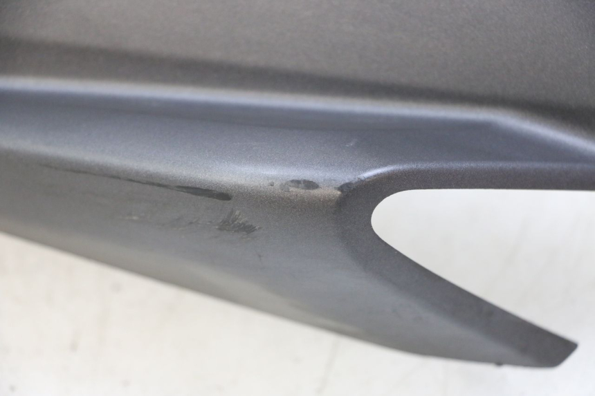 photo de CARENA POSTERIORE SINISTRA HONDA PCX (JF57/JF64) 125 (2014 - 2018) - Marcature e riferimenti originali