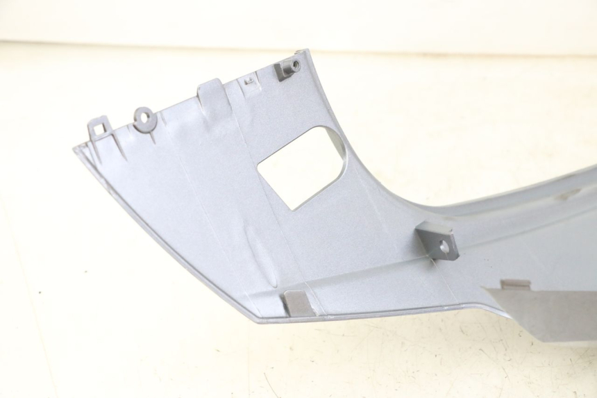 photo de CARENA POSTERIORE SINISTRA SYM JOYMAX 125 (2010 - 2017) - Primo piano tecnico