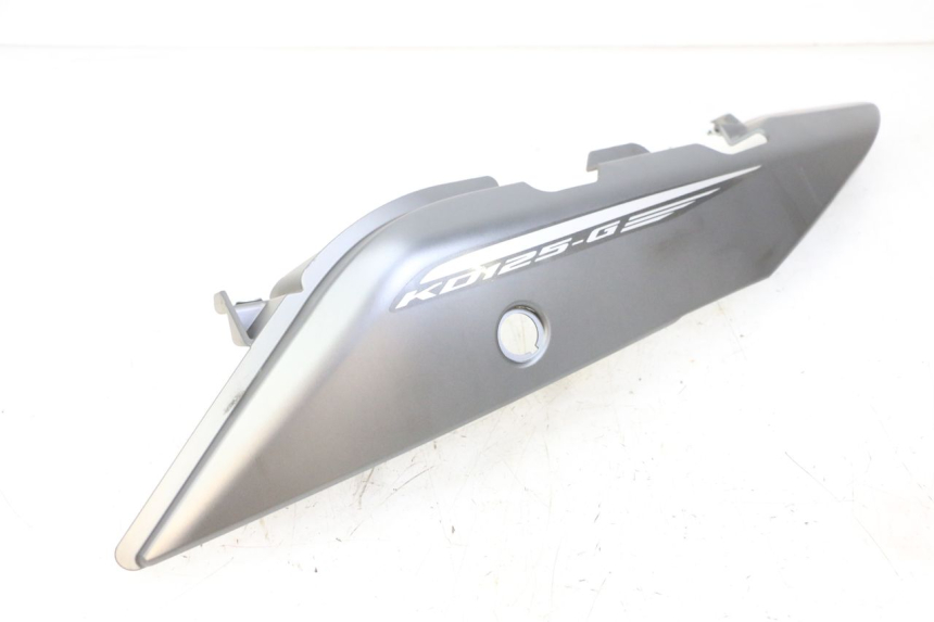 photo de CARENA POSTERIORE SINISTRA KIDEN KD125-G 125 (2018 - 2022) - Marcature e riferimenti originali