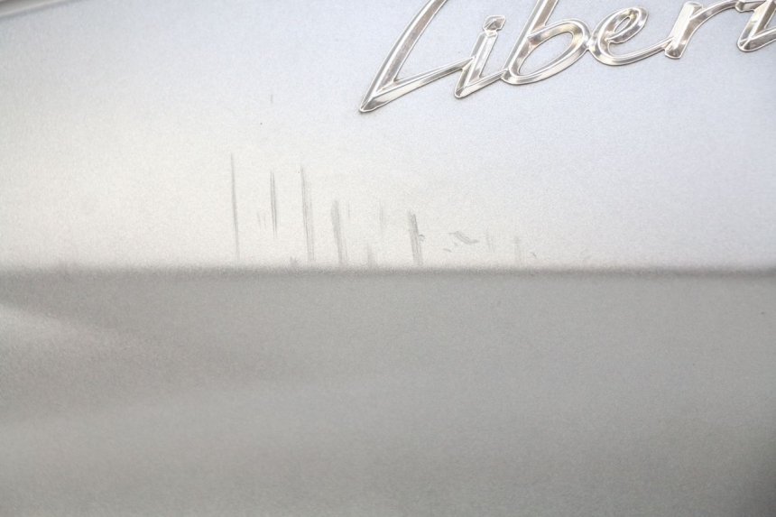 photo de FLANC POSTERIORE SINISTRO PIAGGIO LIBERTY IGET 4T 50 (2015 - 2020) - Stato della superficie e materiale