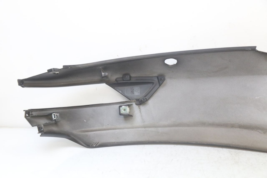 photo de CARENA POSTERIORE SINISTRA PIAGGIO MP3 HPE 350 (2018 - 2020) - Stato della superficie e materiale