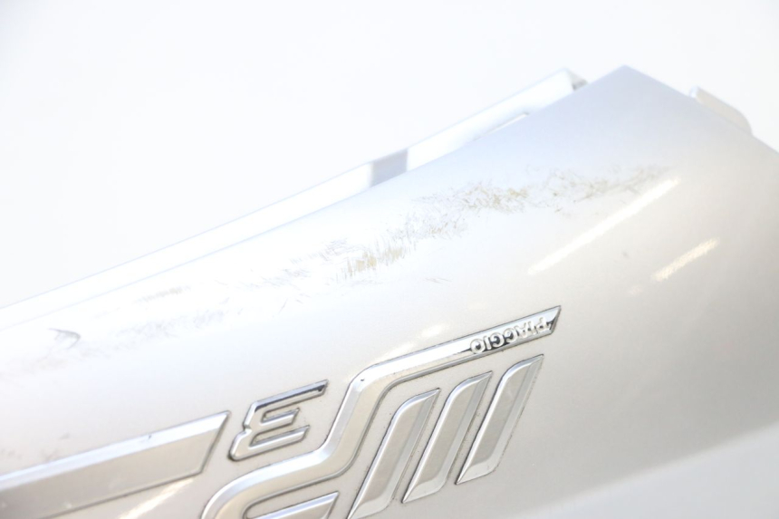 photo de CARENA POSTERIORE SINISTRA PIAGGIO MP3 LT 300 (2010 - 2016) - Primo piano tecnico