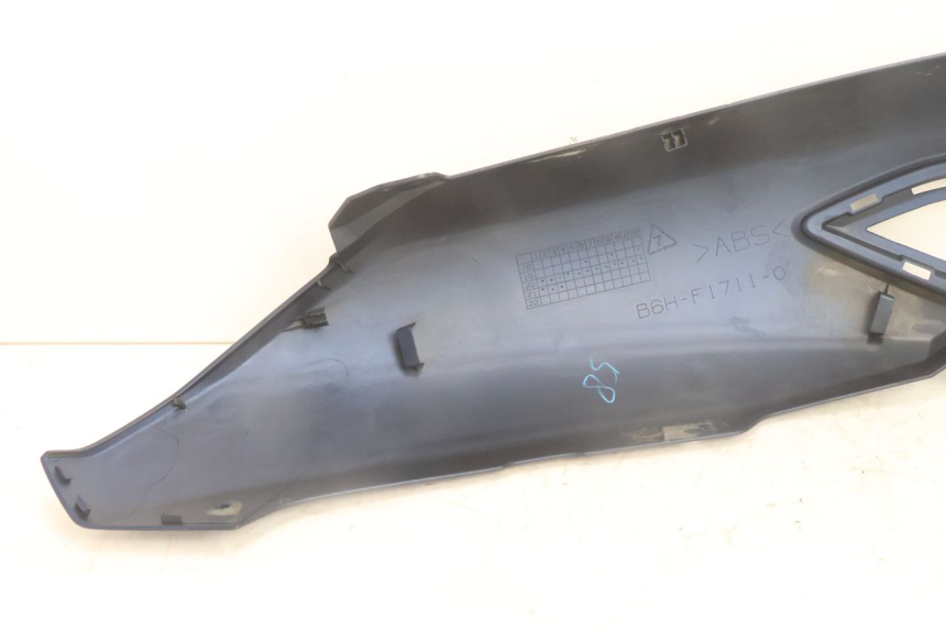 photo de CARENA POSTERIORE SINISTRA YAMAHA N-MAX NMAX 125 (2021 - 2024) - Marcature e riferimenti originali