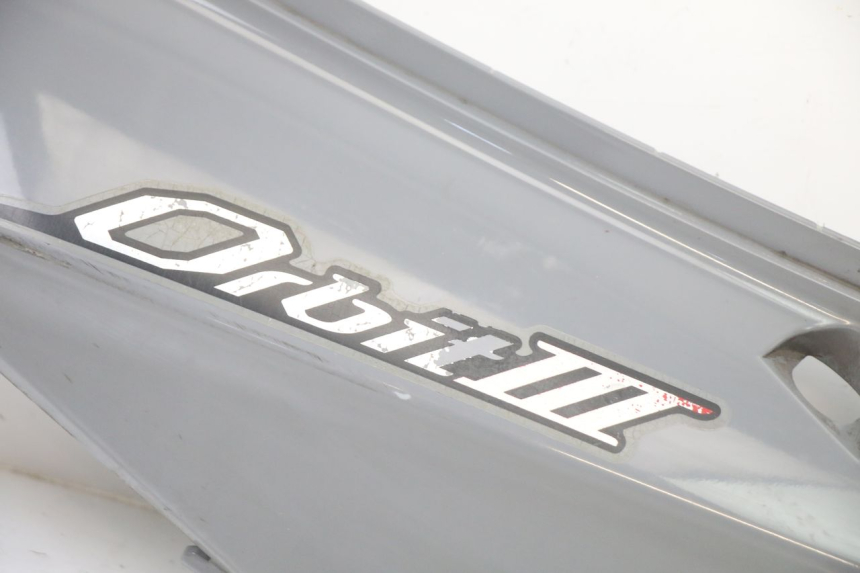 photo de CARENA POSTERIORE SINISTRA SYM ORBIT III 3 4T 50 (2021 - 2025) - Altra angolazione