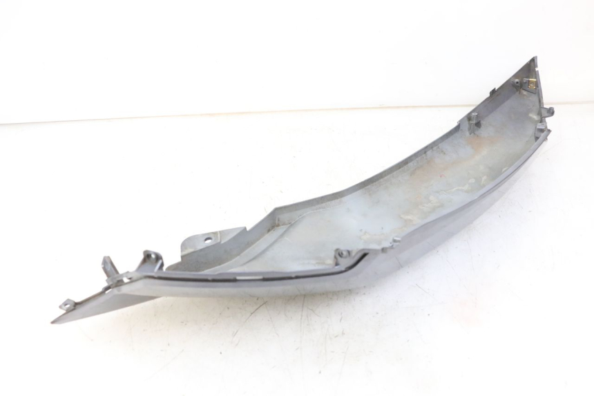 photo de CARENA POSTERIORE SINISTRA PEUGEOT BELVILLE 125 (2017 - 2021) - Zoom sullo stato d'uso