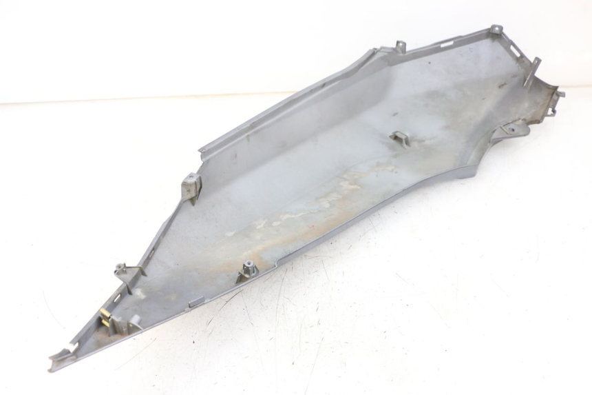 photo de CARENA POSTERIORE SINISTRA PEUGEOT BELVILLE 125 (2017 - 2021) - Primo piano tecnico