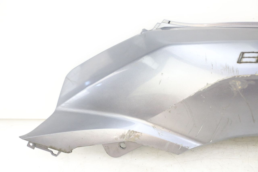 photo de CARENA POSTERIORE SINISTRA PEUGEOT BELVILLE 125 (2017 - 2021) - Marcature e riferimenti originali