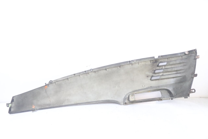 photo de CARENA POSTERIORE SINISTRA PEUGEOT DJANGO 125 (2014 - 2017) - Stato della superficie e materiale