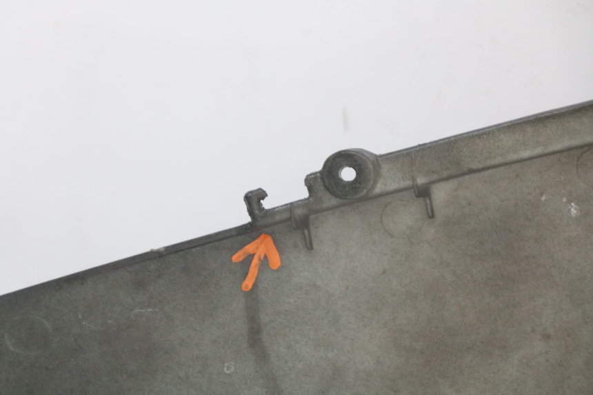 photo de CARENA POSTERIORE SINISTRA PEUGEOT DJANGO 125 (2014 - 2017) - Marcature e riferimenti originali