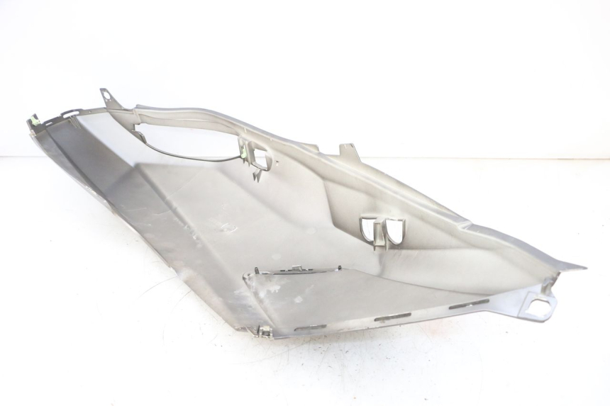 photo de CARENA POSTERIORE SINISTRA PEUGEOT SATELIS 125 (2013 - 2018) - Dettagli dei punti di fissaggio