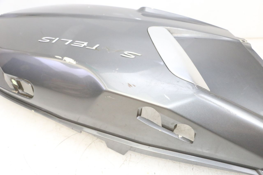 photo de CARENA POSTERIORE SINISTRA PEUGEOT SATELIS 125 (2013 - 2018) - Marcature e riferimenti originali