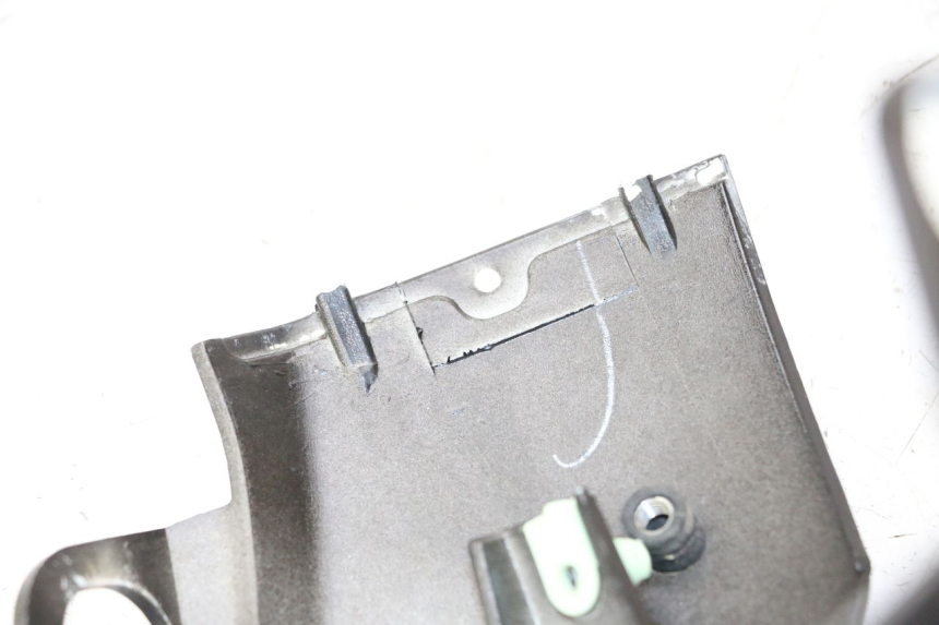 photo de CARENA POSTERIORE SINISTRA PEUGEOT STREETZONE I NAKED 2T 50 (2018 - 2020) - Dettaglio del componente