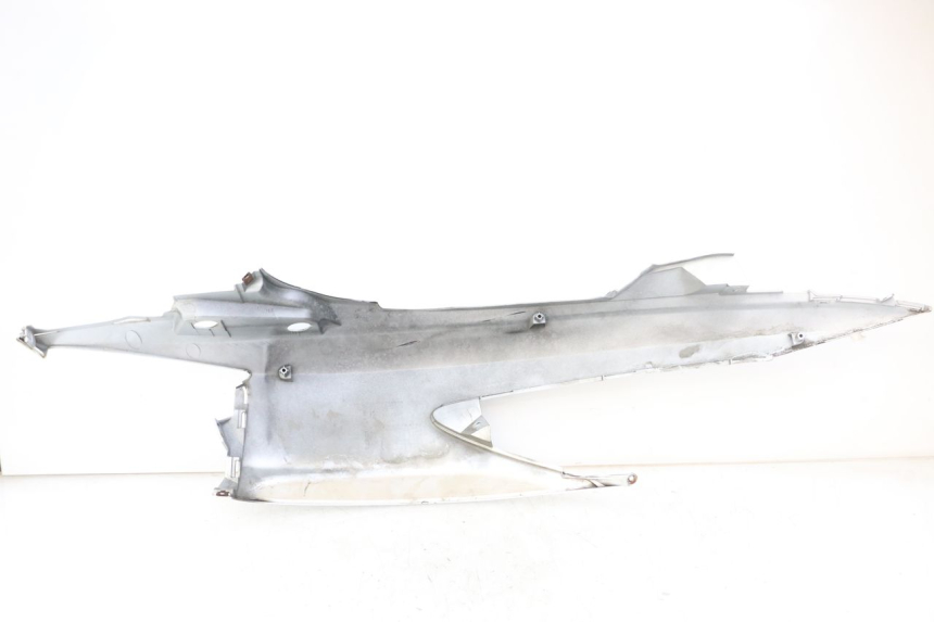 photo de CARENA POSTERIORE SINISTRA SUZUKI BURGMAN 125 (2007 - 2014) - Dettagli dei punti di fissaggio