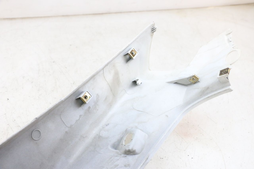 photo de CARENA POSTERIORE SINISTRA PEUGEOT TWEET PRO EFI 4T 50 (2021 - 2022) - Dettagli dei punti di fissaggio