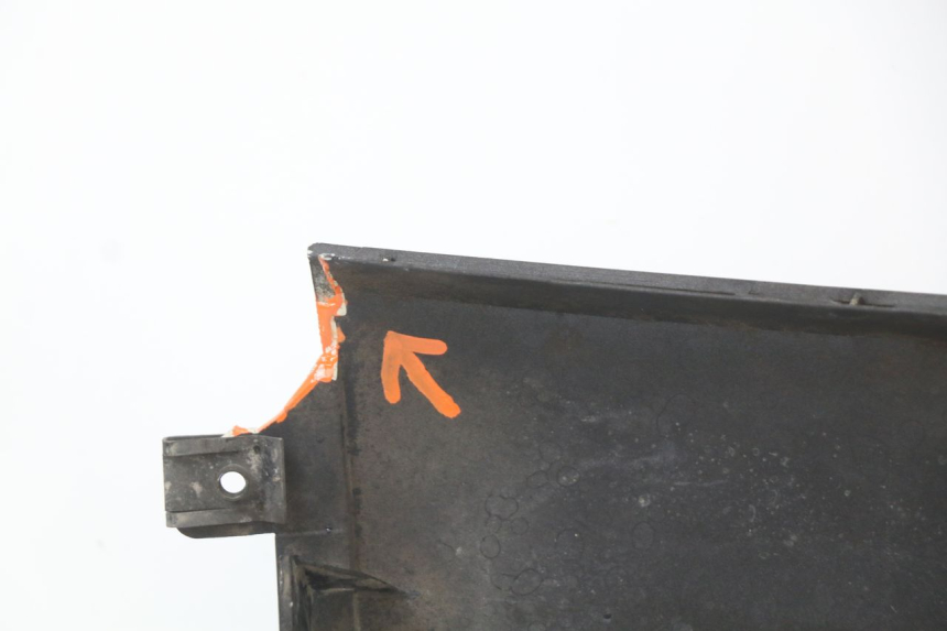 photo de PARAFANGO LATERALE ANTERIORE DESTRO BMW C1 125 (2000 - 2003) - Dettagli dei punti di fissaggio