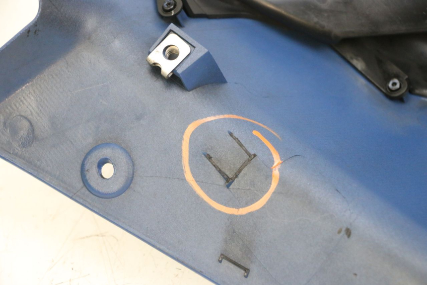 photo de Pannello laterale anteriore destro YAMAHA FJR ABS 1300 (2006 - 2012) - Dettagli dei punti di fissaggio