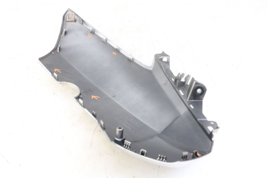 photo de PARAFANGO LATERALE ANTERIORE DESTRO YAMAHA XMAX X-MAX ABS 125 (2017 - 2020) - Zoom sullo stato d'uso