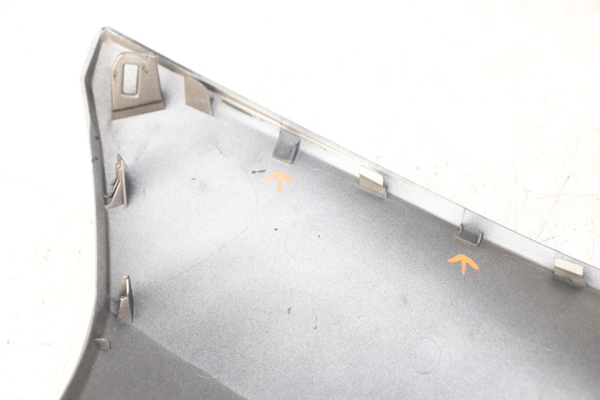 photo de PARAFANGO LATERALE ANTERIORE DESTRO YAMAHA XMAX X-MAX ABS 125 (2017 - 2020) - Stato della superficie e materiale