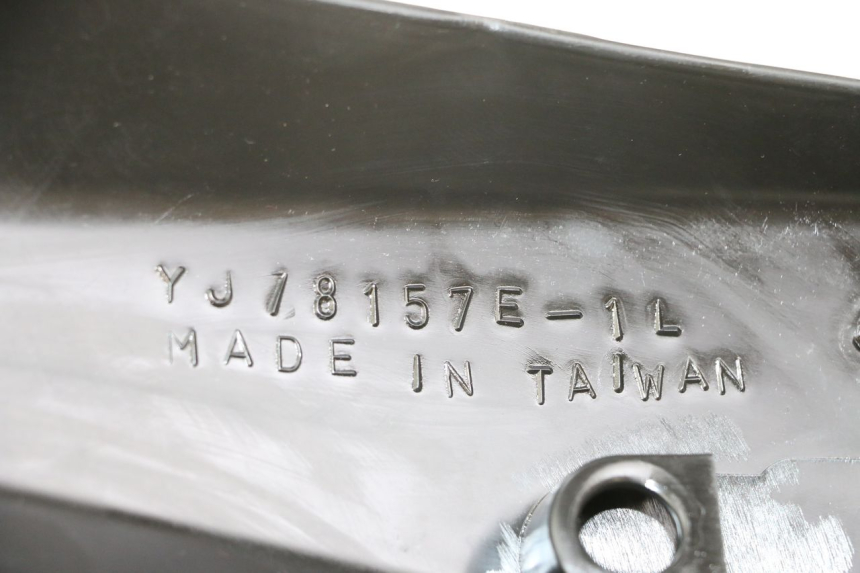 photo de PANNELLO LATERALE ANTERIORE SINISTRO DERBI SENDA SM DRD X-TREME 50 (2011 - 2017) - Dettaglio del componente