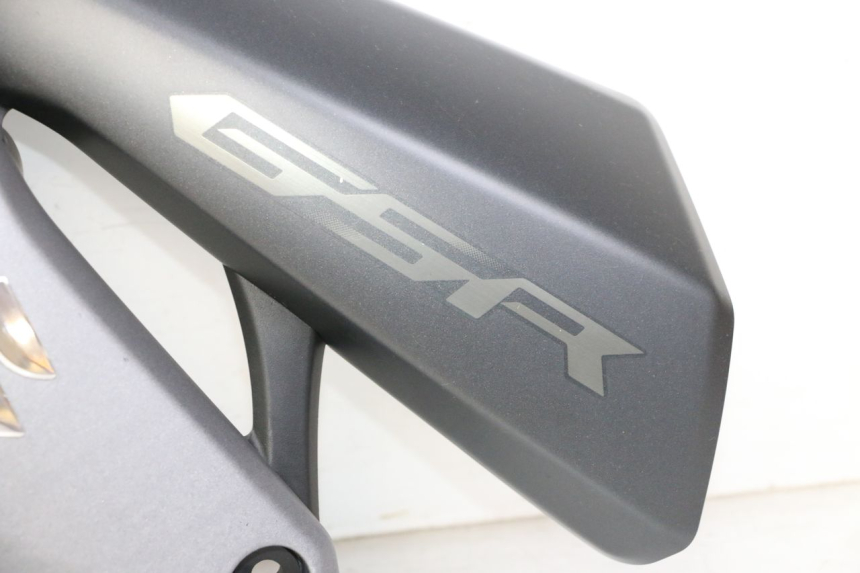 photo de CARENA SUZUKI GSR 750 (2011 - 2017) - Primo piano ad alta risoluzione