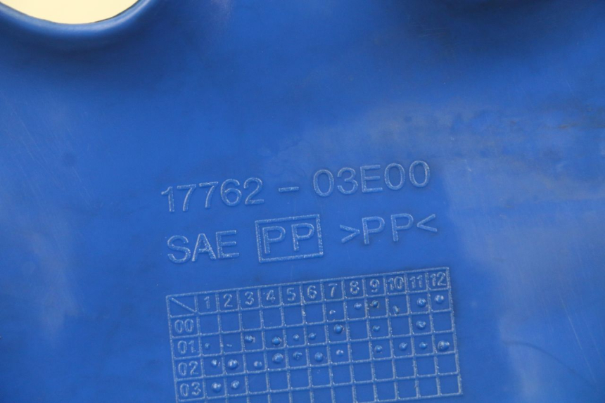 photo de PARAFANGO LATERALE ANTERIORE SINISTRO SUZUKI SMX SUPERMOTARD 50 (1996 - 2001) - Dettaglio del componente