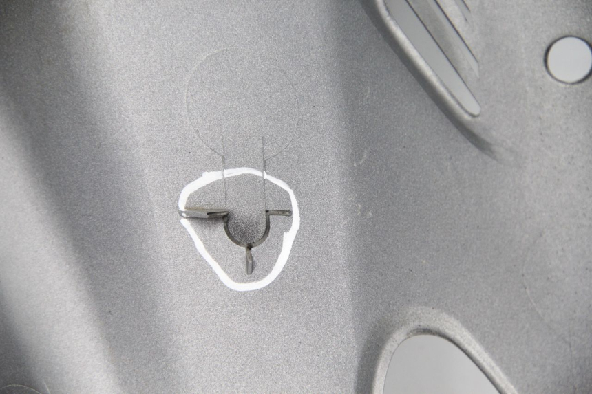 photo de Pannello laterale anteriore sinistro SUZUKI UC EPICURO 125 (1999 - 2003) - Zoom sullo stato d'uso