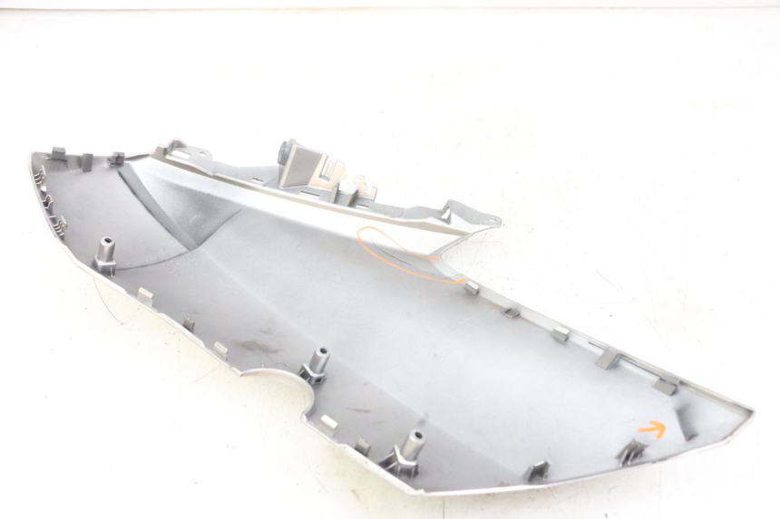 photo de PARAFANGO LATERALE ANTERIORE SINISTRO YAMAHA XMAX X-MAX ABS 125 (2017 - 2020) - Dettaglio del componente