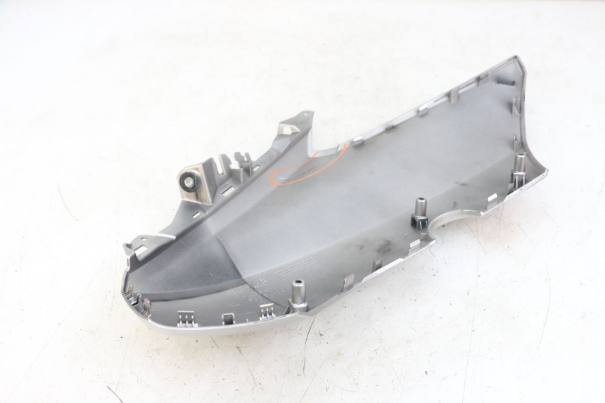 photo de PARAFANGO LATERALE ANTERIORE SINISTRO YAMAHA XMAX X-MAX ABS 125 (2017 - 2020) - Dettagli dei punti di fissaggio