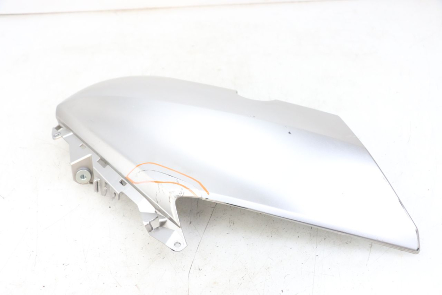 photo de PARAFANGO LATERALE ANTERIORE SINISTRO YAMAHA XMAX X-MAX ABS 125 (2017 - 2020) - Stato della superficie e materiale