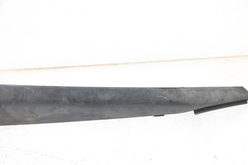 photo de PARAFANGO LATERALE ANTERIORE SINISTRO YAMAHA XMAX X-MAX 125 (2006 - 2009) - Stato della superficie e materiale