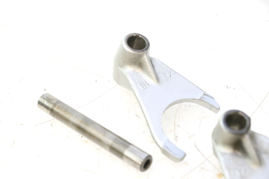 photo de FORCELLA CAMBIO SUZUKI DR S 600 (1985 - 1989) - Marcature e riferimenti originali
