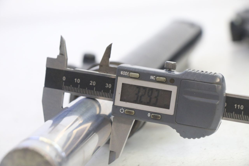 photo de STELO FORCELLA SYM CROX 4T 50 (2016 - 2023) - Stato della superficie e materiale