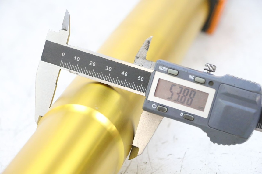 photo de STELO FORCELLA DESTRA BMW G310 R 310 (2016 - 2020) - Zoom sullo stato d'uso