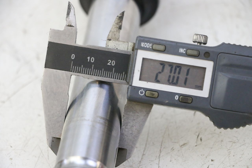 photo de STELO FORCELLA DESTRA PEUGEOT KISBEE 4T 50 (2018 - 2022) - Dettaglio del componente