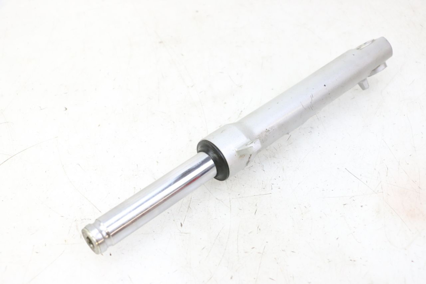 photo de STELO FORCELLA DESTRA PEUGEOT KISBEE 4T 50 (2018 - 2022) - Zoom sullo stato d'uso