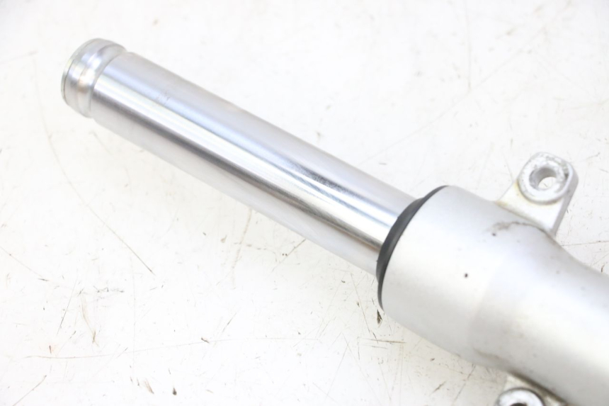 photo de STELO FORCELLA DESTRA PEUGEOT KISBEE 4T 50 (2018 - 2022) - Altra angolazione