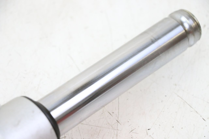 photo de STELO FORCELLA DESTRA PEUGEOT KISBEE 4T 50 (2018 - 2022) - Stato della superficie e materiale