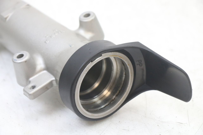 photo de STELO FORCELLA DESTRA SUZUKI GSF S BANDIT 600 (2000 - 2004) - Dettagli dei punti di fissaggio