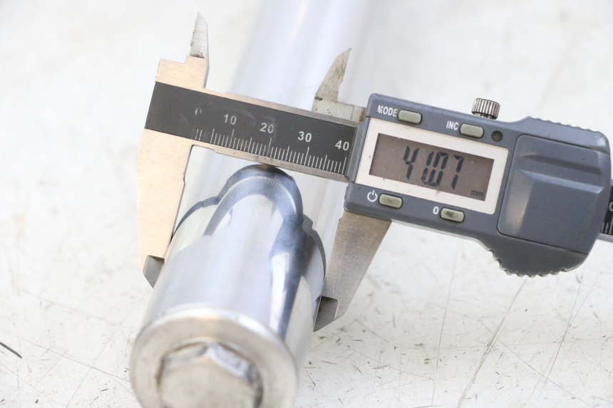 photo de FORCELLA DESTRA SUZUKI SV N 650 (1999 - 2002) - Dettaglio del componente