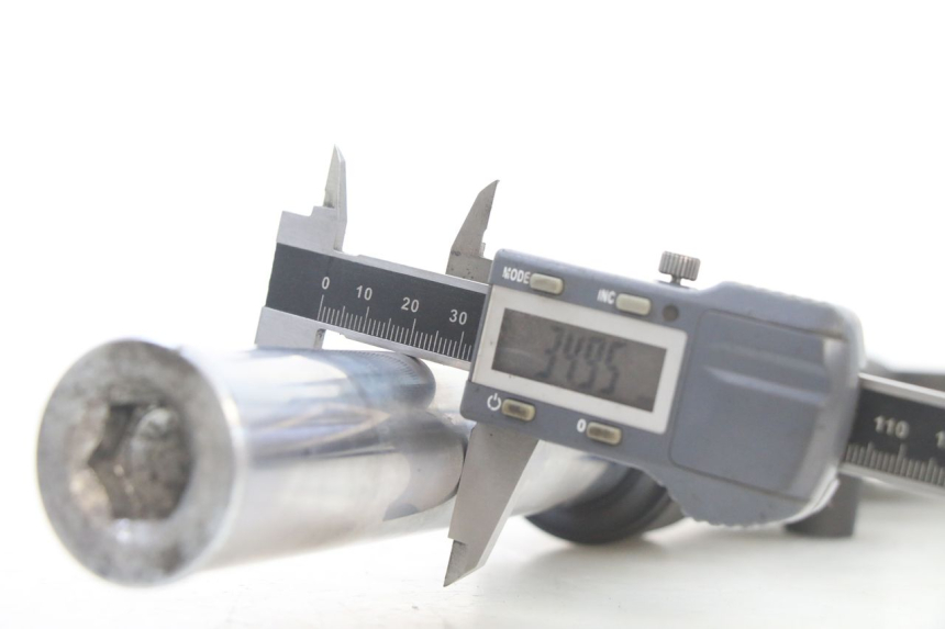 photo de STELO FORCELLA DESTRA YAMAHA X-MAX XMAX 125 (2010 - 2013) - Dettagli dei punti di fissaggio