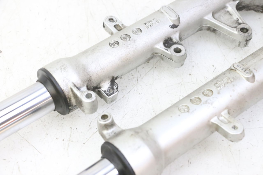 photo de STELO FORCELLA HONDA FES S-WING SWING ABS 125 (2007 - 2015) - Dettagli dei punti di fissaggio