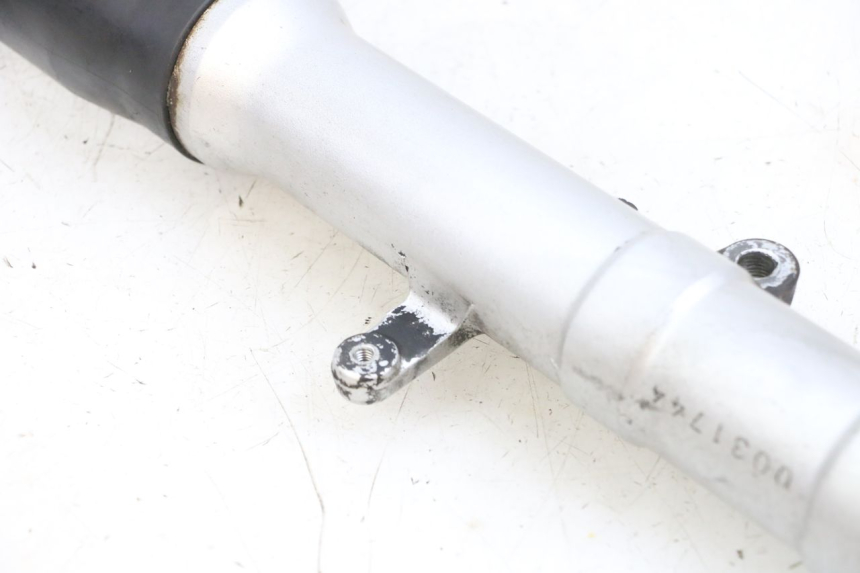 photo de STELO FORCELLA SINISTRA YAMAHA FZ6 N FAZER 600 (2004 - 2006) - Marcature e riferimenti originali